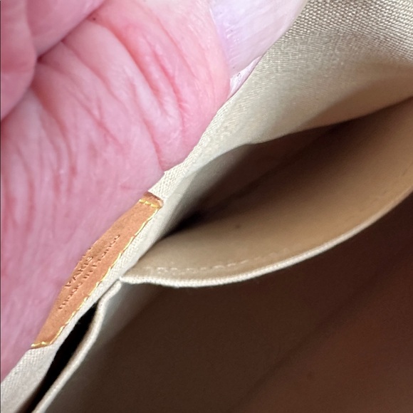 Louis Vuitton Damier Azur Syracuse MM white 
Date codes MI 2171
12” x 9” x 4” - Picture 15 of 16